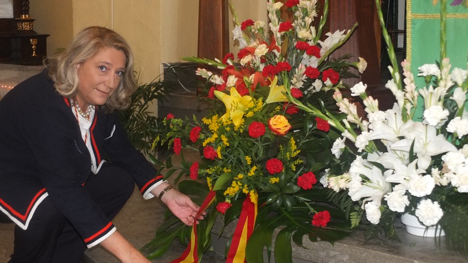 Ofrenda de la alcaldesa de Almuñécar, Trinidad Herrera, a la Virgen del Madre