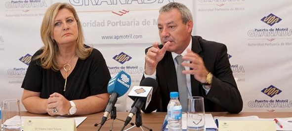 El Presidente de la Autoridad Portuaria, Francisco Álvarez de la Chica, y la Directora General de Cruises News Media Group, Virginia López, presentando el I Motril Cruise Forum