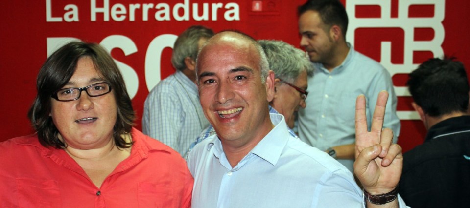 El ganador de las primarias del PSOE de Almuñécar-La Herradura, Sergio García Alabarce, junto a la otra candidata, Censi Ruiz,