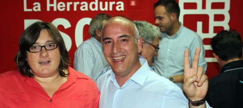 El ganador de las primarias del PSOE de Almuñécar-La Herradura, Sergio García Alabarce, junto a la otra candidata, Censi Ruiz,