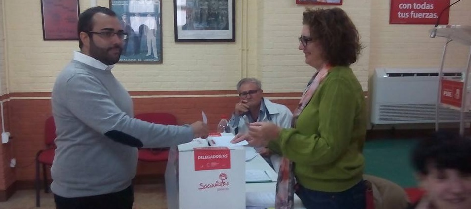 Juan Francisco Mancilla, en la foto votando, gana las primarias del PSOE en Loja. 