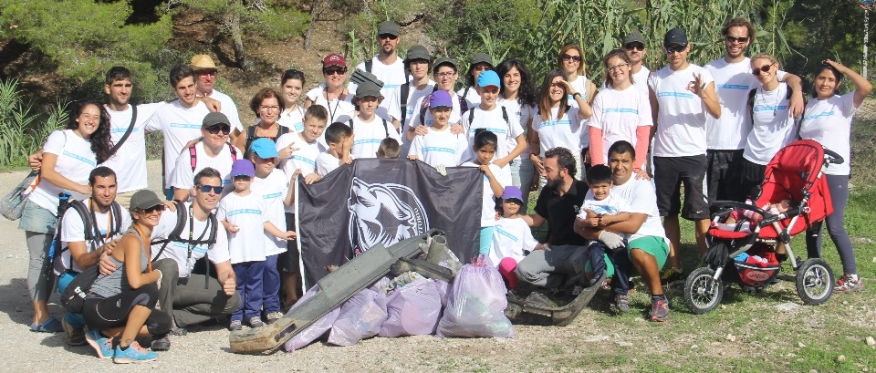 Grupo de voluntarios de "Hombre y Territorio" en la recogida de residuos en el Paraje Natural de Cerro Gordo GRUPO VOLUNTARIOS H Y T EN TAREAS LIMPIEZA PARAJE NATUAL CERRO GORDO 14