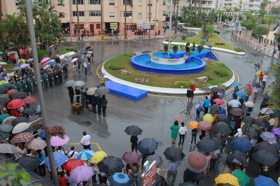 Almuñécar rinde homenaje a la Bandera Nacional en el Día de la Hispanidad