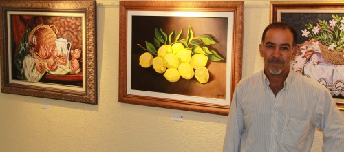 JOSE CABRERA JUNTO A SUS TRABAJOS EN LA EXPOSICION