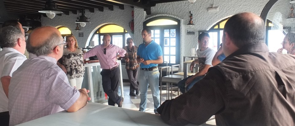 El concejal de Mantenimiento y Urbanismo del Ayuntamiento de Almuñécar, José Manuel Fernández, se reunió con los vecinos y comerciantes de la calle Manila para informarles del inminente inicio de las obras de rehabilitación de la citada calle