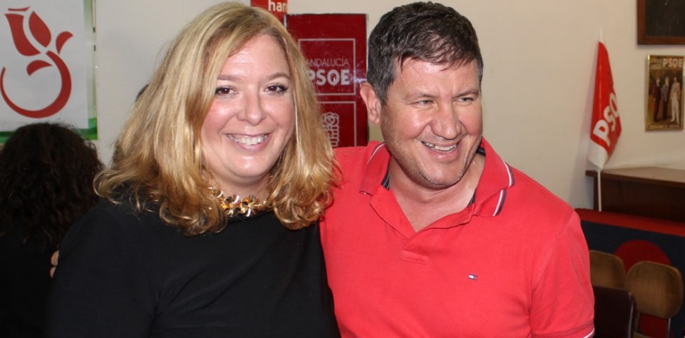 La ganadora de las primarias PSOE Motril, Flor Almón, junto con el candidato Francisco Rodríguez en la sede de la Agrupación Local