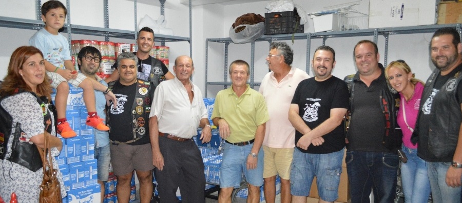 El Moto Club Tiburones dona casi 2000 litros de leche a Cáritas Local