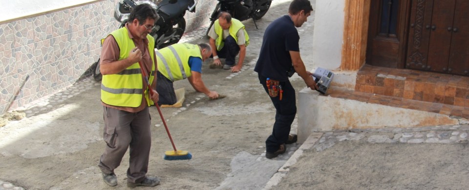 Obras y Mantenimiento de Almuñécar lleva a cabo mejoras en pavimento de la calle Carmen Baja