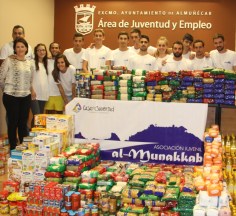 La Asociación Juvenil "Al Munekkab" dona 1.800 kilos de alimentos a Cáritas