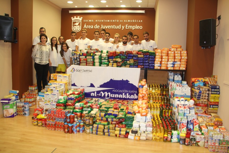 La Asociación Juvenil "Al Munekkab" dona 1.800 kilos de alimentos a Cáritas