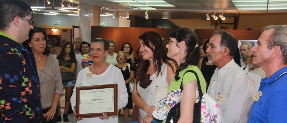 OLGA RUANO ENTREGO DIPLOMA AL HIJO DE DKO COMO HOMENAJE 14