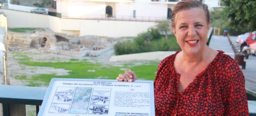 OLGA RUANO JUNTO A HITO INFORMATIVO EN ACUEDUCTO ROMANO ALMUÑECAR 14