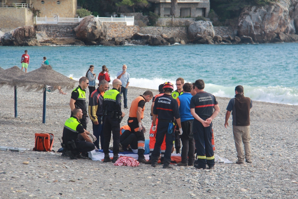Un parapentista francés resultó herido grave tras caer sobre la playa de La Herradura PARAPENTISTA ES ATENDIDO EN EL LUGAR DE LA CAIDA EN LA PLAYA DE LA HERRADURA 14
