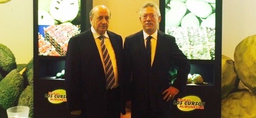 Antonio Rodríguez junto a Antonio Peñalver (izq. de la foto), gerente de Maquifrut, en el mostrador de Frutas los Cursos en la Fruit Attraction