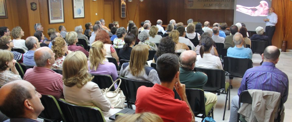 SALA LLENA DE PUBLICO PARA OIR AL PROFESOR BOTELLA LOPEZ SOBRE ANTROPOLOGÍA 14
