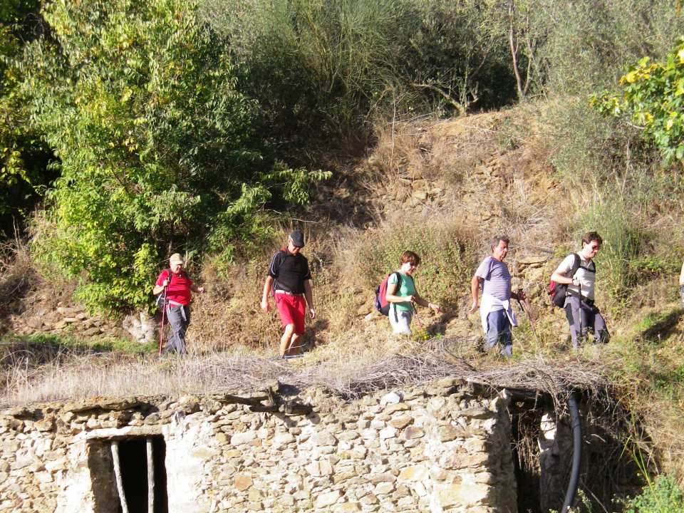 Senderistas al paso junto a un antiguo refujio SENDERISTAS AL PASO JIUNTO A REFUGIOS Y CORTIJOS 14