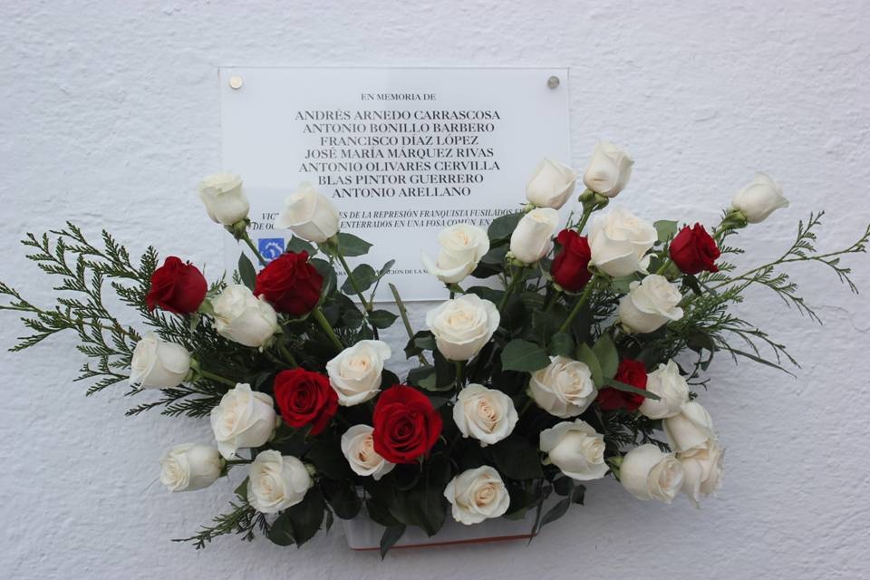 Una placa en el Cementerio de Almuñécar recuerda a los siete sexitanos fusilados en Pinos del Valle en 1947
