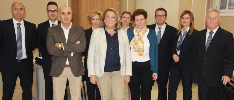 Alcaldesa de Almuñécar y concejal de Organización Administrativa junto a los empleados municipales encargados de atender la OAC Alcaldesa de Almuñécar y concejal de Organización Administrativa junto a los empleados municipales encargados de atender la OAC