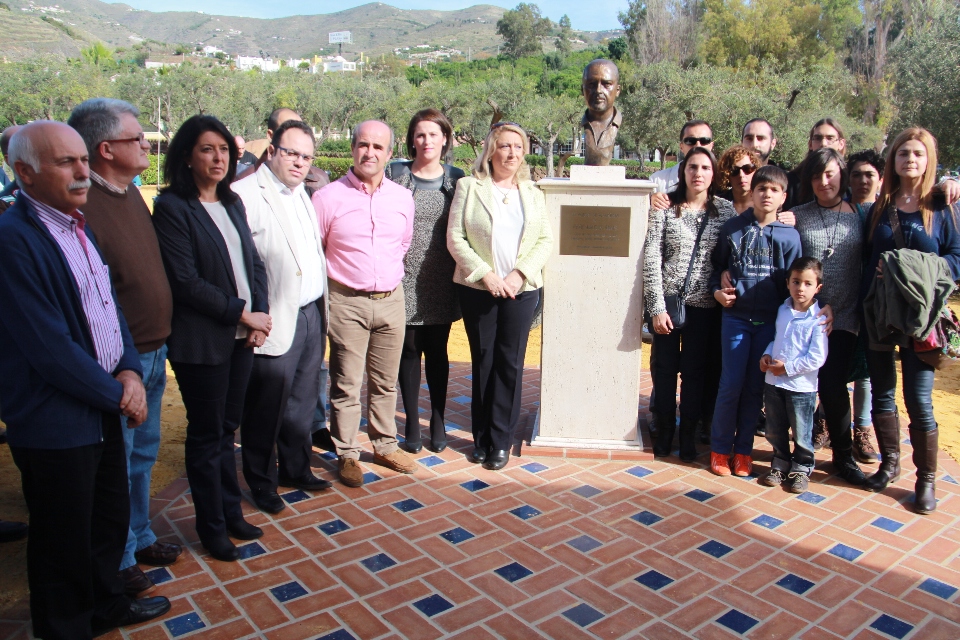 Concejales (a la izq. de la foto) y familia (a la dch. de la foto) junto al busto de Pepe Matías