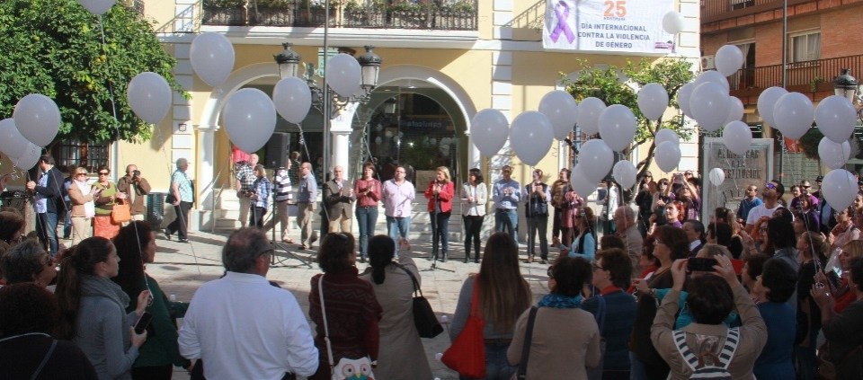 CONCENTRACION FRENTE AYTO ALMUÑÉCAR CONTRA VIOLENCIA GENERO 14