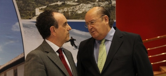 Rafael Rodríguez, consejero de Turismo y Comercio de la Junta de Andalucía, junto a José María Guadalupe, vicepresidente de la Diputación de Granada y delegado de Presidencia