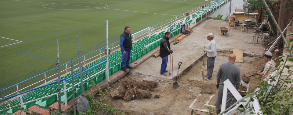 El campo de fútbol de La Herradura mejora sus servicios con la construcción de un quiosco - bar