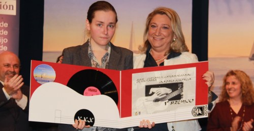 Elena Fomenco recibe el primer premio de manos de la alcaldesa de Almuñécar ELENA FOMENKO RECIBE PREMIR PREMIOS DE MANOS DE LA ALCALDESA DE ALMUÑECAR TRINIDAD HERRERA