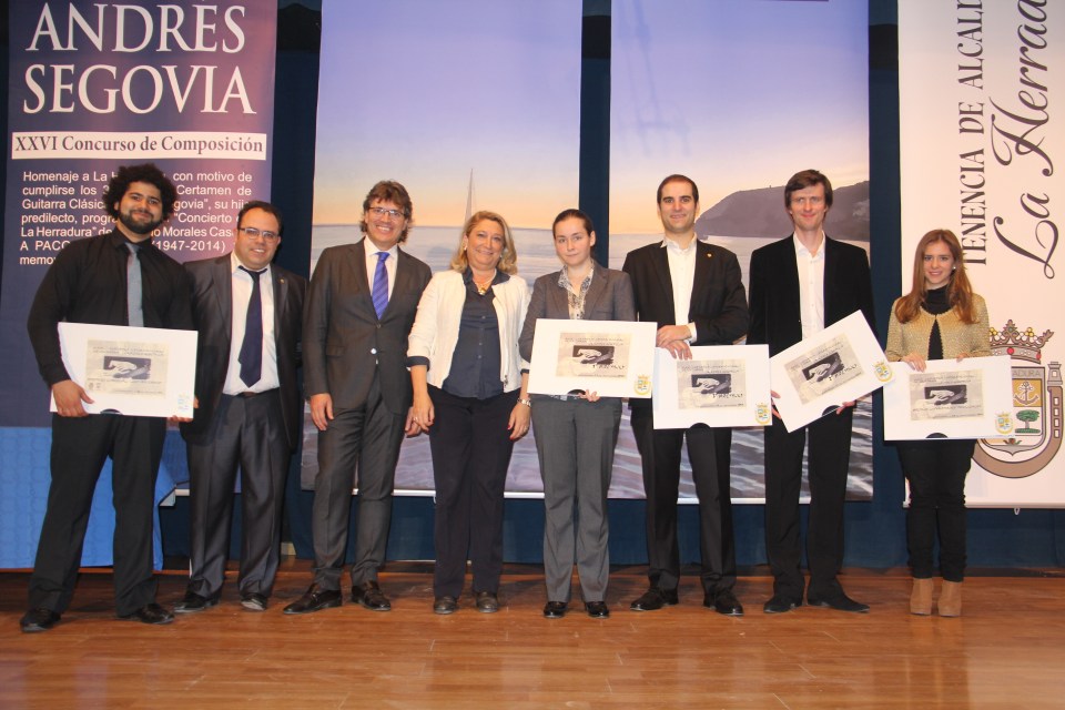 GALARDONADOS TRAS LA ENTREGA DE PREMIOS JUNTO AUTORIDADES 14