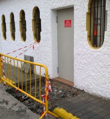 Lateral de la guardería municipal de La Herradura que hubo que romper para evacuar el agua