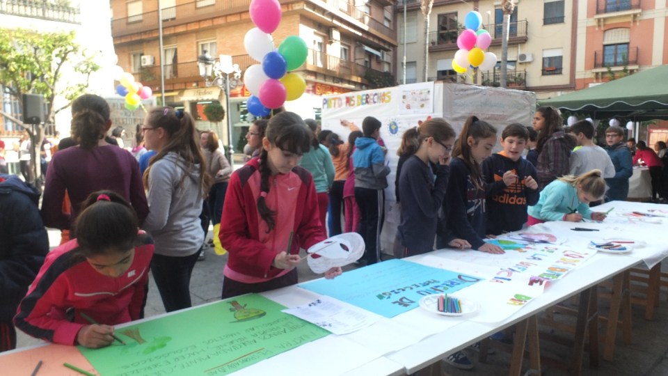 Numerosos niños participan en los talleres organizados en la plaza del Ayuntamiento