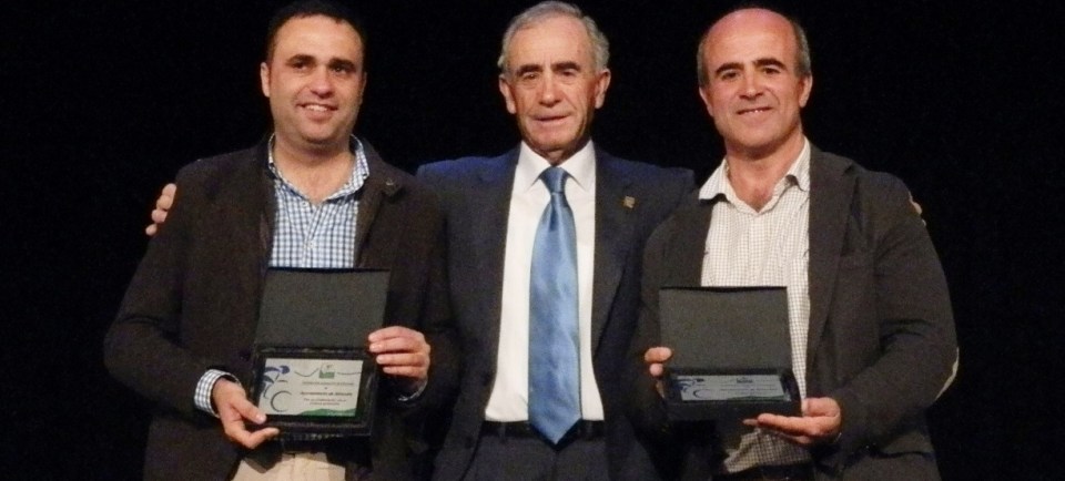 Luis Aragón, concejal de Deportes del Ayto. de Almuñécar, recibió de manos del delegado provincial de la Federación Andaluza de Ciclismo, Ángel Camarero, un galardón en reconocimiento a su labor