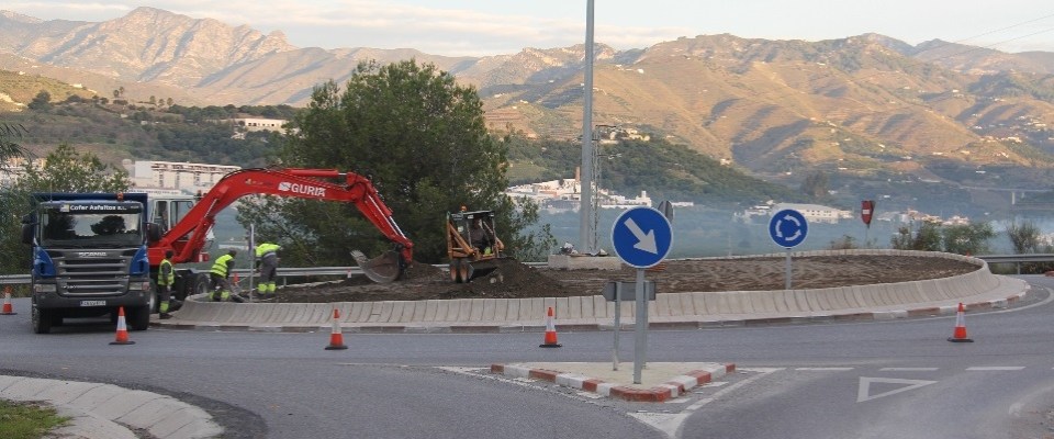El Ayuntamiento decora la rotonda de acceso a Almuñécar por la CN 340