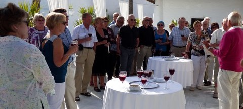 El grupo de finlandeses toman una sangría en el Albayzin del Mar invitados por su gerente, Jesús Megías