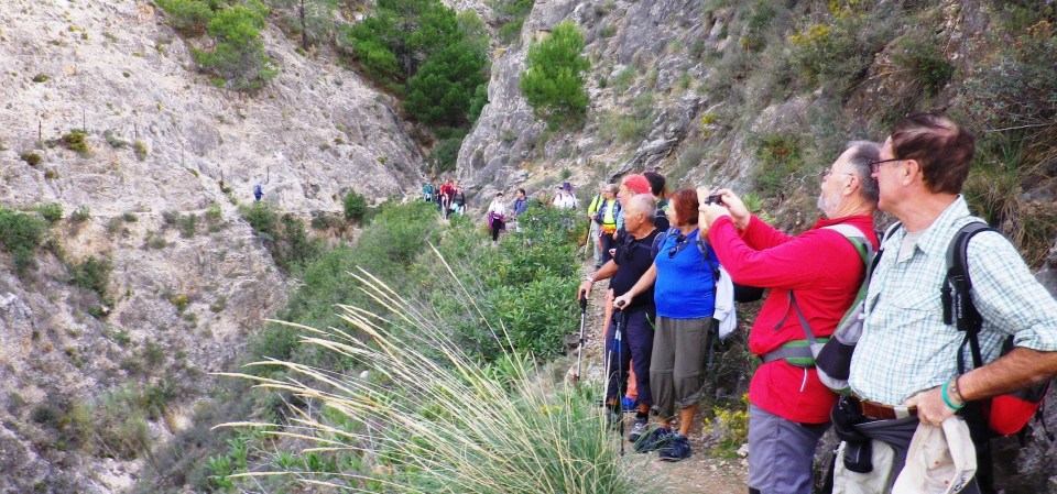 SENDERISTAS SALVAN BARRANCO EN LA AXARQUIA 14