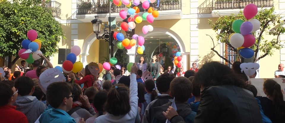 SUELTA DE GLOBOS FRENTE AYTO ALMUÑECAR 14