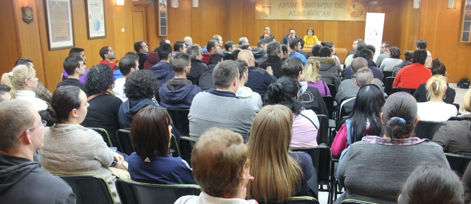 Acto de bienvenida a los participantes en los cursos de albañilería, carpintería y fontanería del programa "Ocupados 2014"