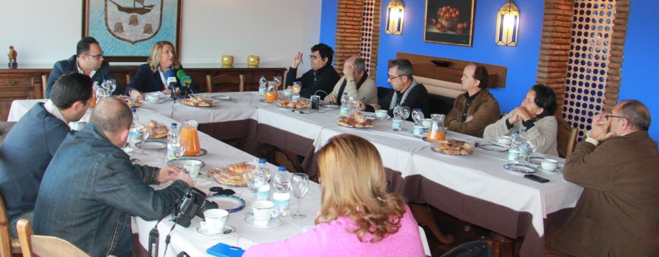 ALCALDESA ALMUÑECAR  DURANTE ACTO CON LA PRENSA 14