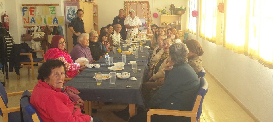 Comida navideña con los mayores del Centro de Día del barrio de San Miguel