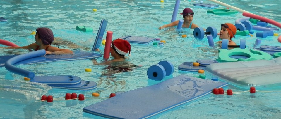 La III Jornada de Natación Solidaria recoge 750 kilos de alimentos