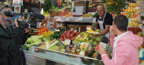 Foto de archivo: Un equipo de Canal Sur graba en un puesto de frutas y verduras del Mercado Municipal de Almuñécar ANTONIO GUERRERO DEGUSTO FRUTAS TROPICALES 14