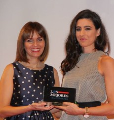 Beatriz Peñalver recibe el premio de IDEAL "Los mejores de la Costa Tropical"