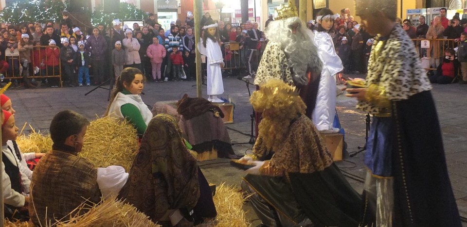 Belén Viviente montado en la plaza de la Constitución de Almuñécar