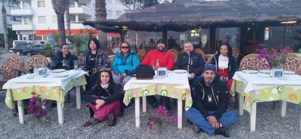 Blogueros en un  chiringuito de La Herradura