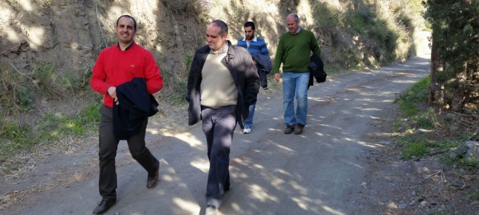 José Manuel Fernández Medina, concejal de Urbanismo del Ayto. de Almuñécar, junto a técnicos supervisando el trazado de las obras de acondicionamiento y mejora del Camino de la Almenara - Loma del Gato