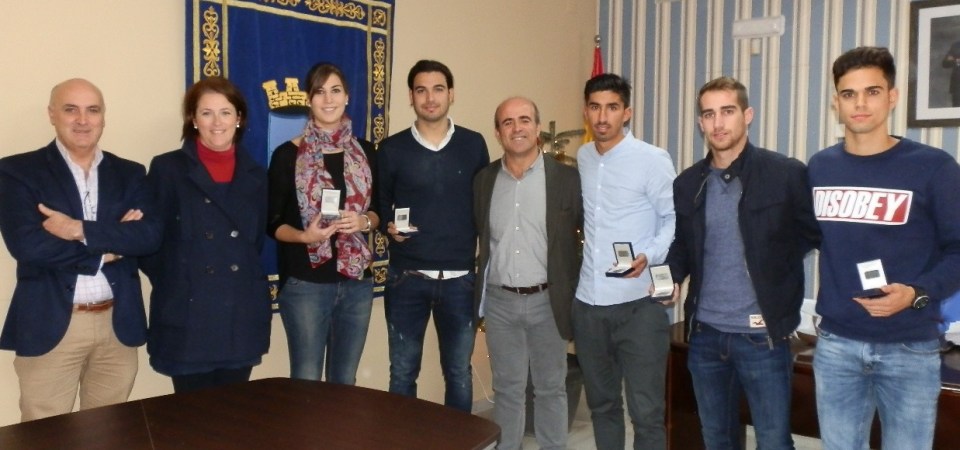 El Ayuntamiento de Almuñécar rinde homenaje a deportistas sexitanos que han destacado en fútbol y balonmano