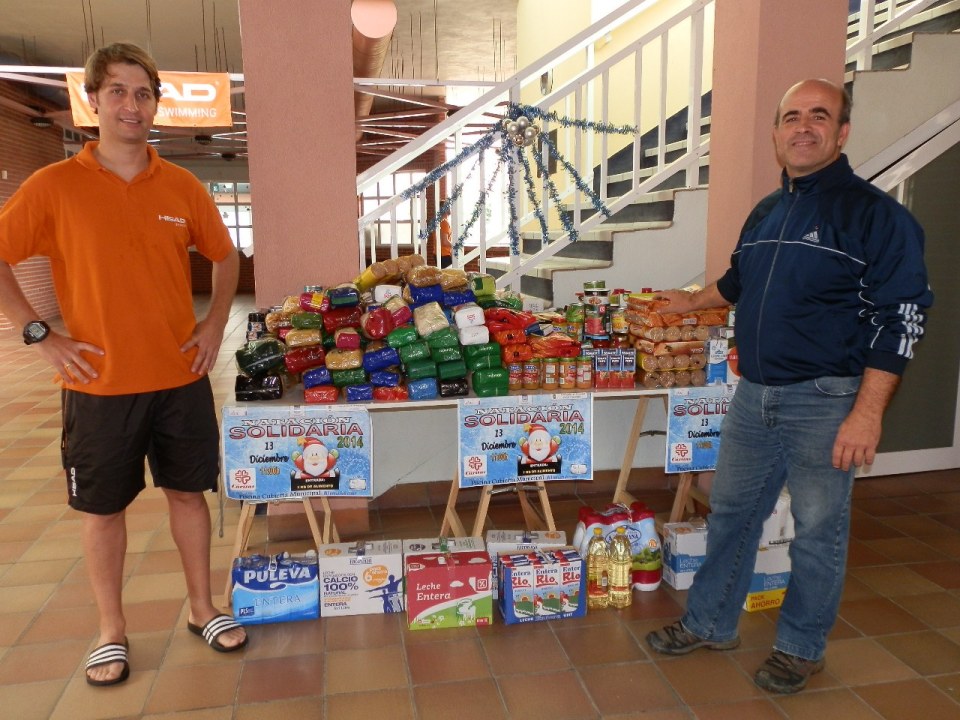Luis Aragón, concejal de Deportes, junto a Oscar Aragón, coordinador de la piscina municipal