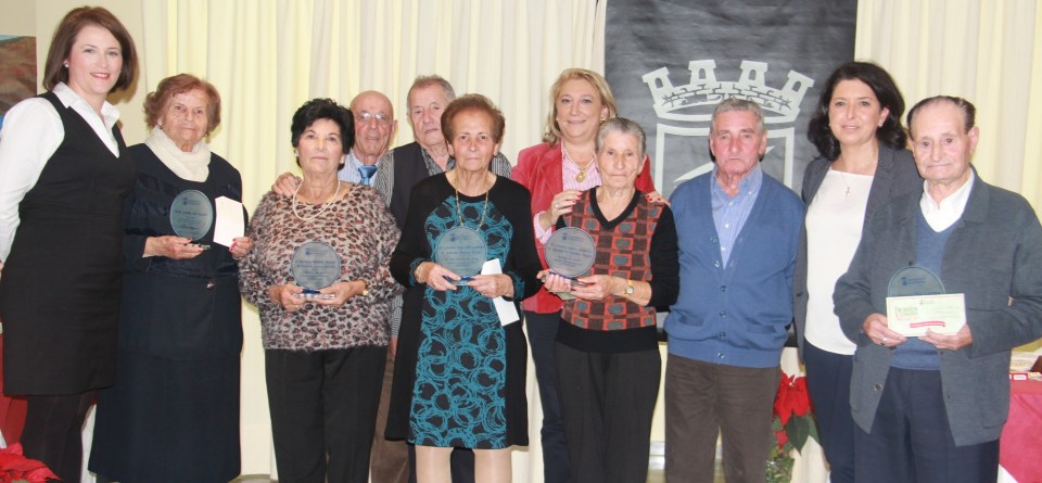 El Ayuntamiento sexitano rinde homenaje a varias parejas de mayores