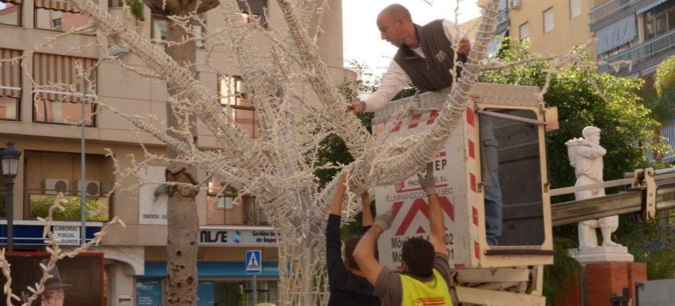 INSTALACION ALUMBRADO NAVIDEÑO EN ALMUÑECAR