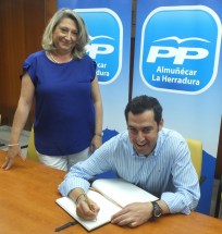 Trinidad Herrera, presidenta del PP de Almuñécar, junto a Juanma Moreno, presidente del PP de Andalucía