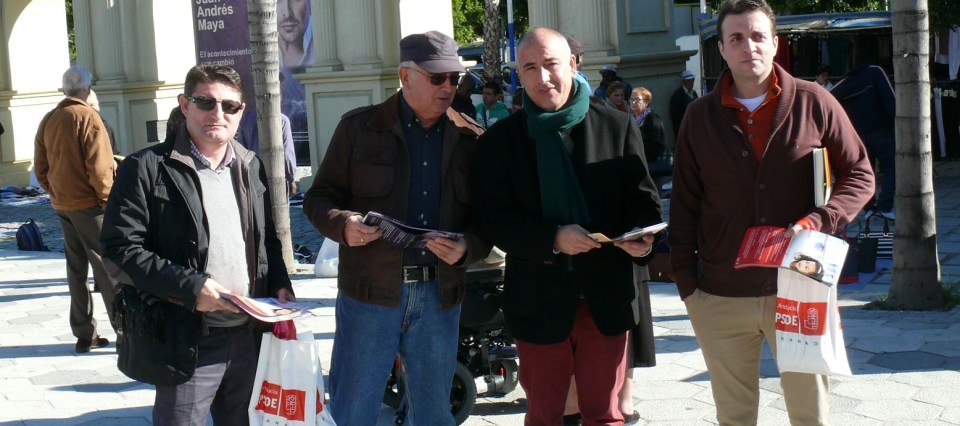 Sergio García Alabarce, secretario general del PSOE de Almuñécar y candidato a la Alcaldía, junto con otros miembros de la Ejecutiva del PSOE local, en una campaña informativa en el mercadillo de los viernes Sergio García Alabarce, secretario general del PSOE de Almuñécar y candidato a la Alcaldía, junto con otros miembros de la Ejecutiva del PSOE local, en una campaña informativa en el mercadillo de los viernes
